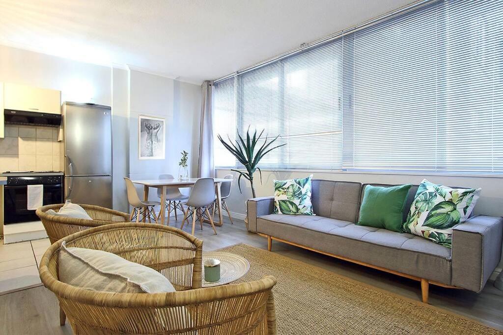 Perspectives 1 Bedroom Apartment in CBD with rooftop pool and views view 3