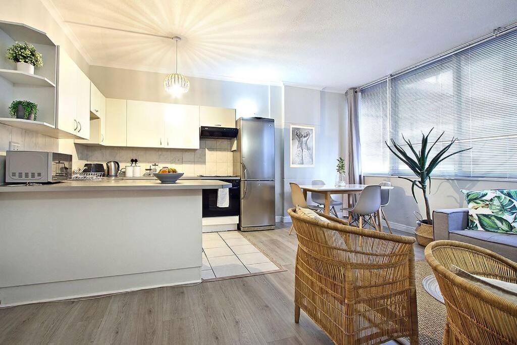 Perspectives 1 Bedroom Apartment in CBD with rooftop pool and views view 4