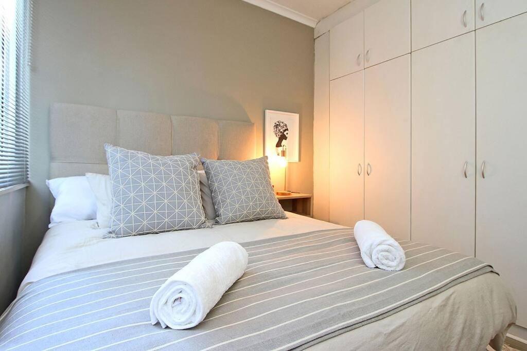 Perspectives 1 Bedroom Apartment in CBD with rooftop pool and views view 5