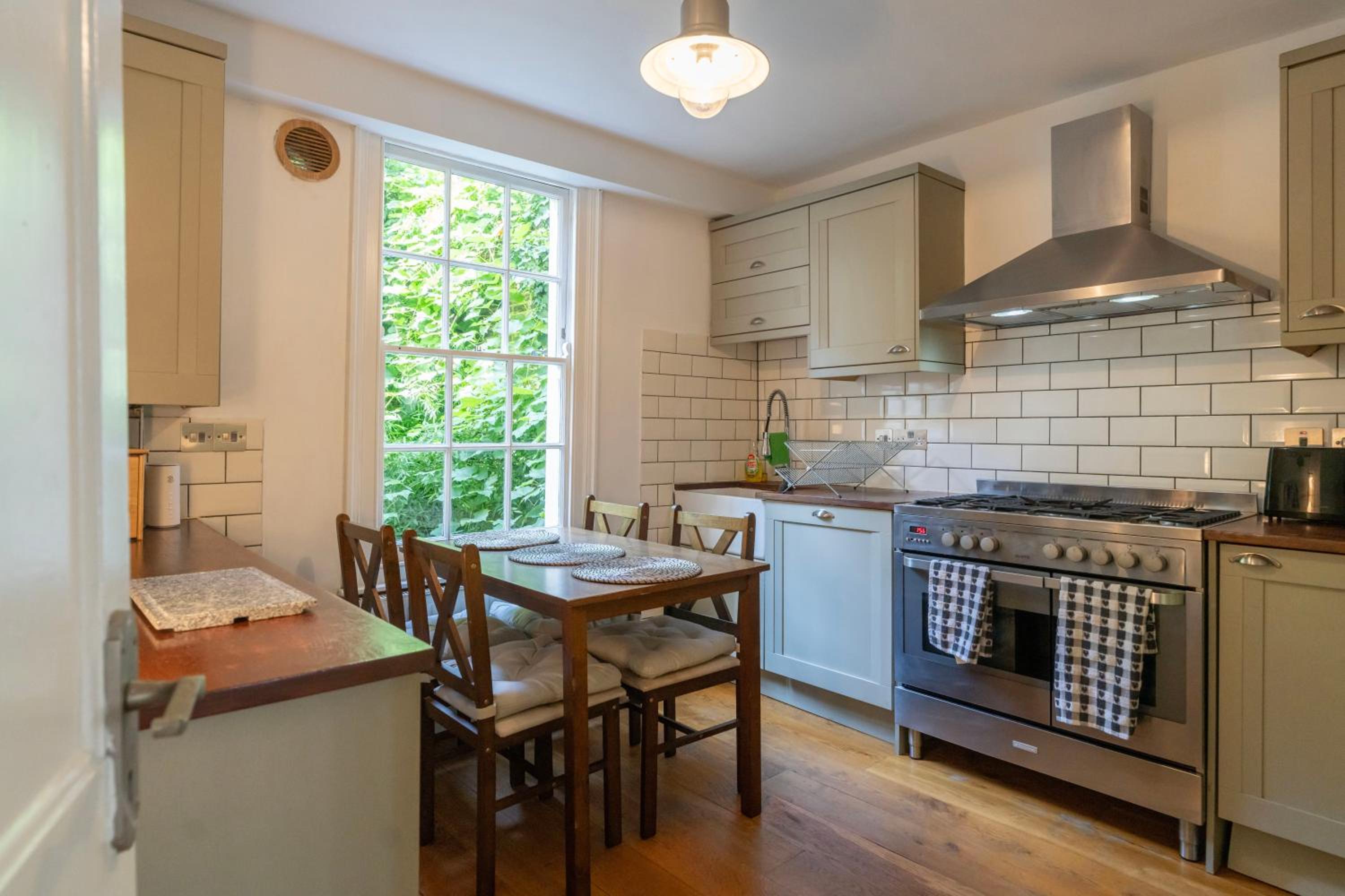 Gorgeous 2bed house in E1