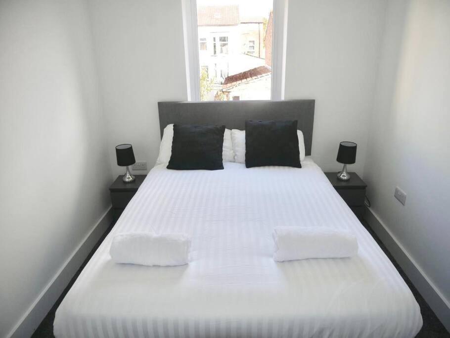 Spacious 4-Bed Semi-Detached Home with Garden photo 2