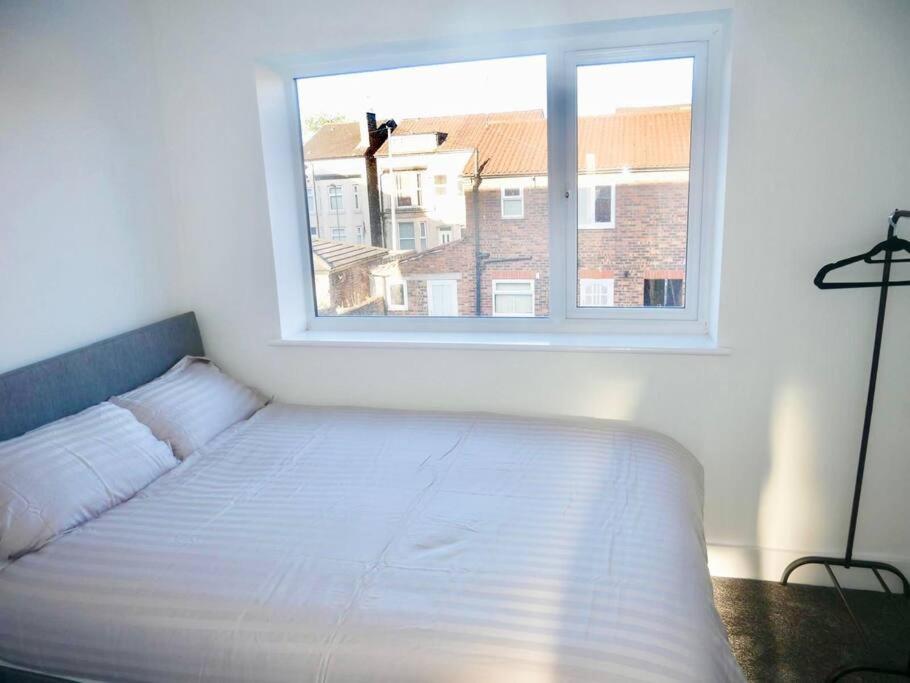 Spacious 4-Bed Semi-Detached Home with Garden photo 5