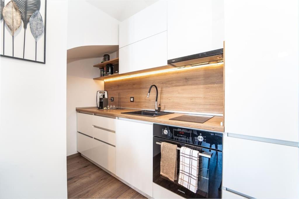 Alpin Penthouse 2 Bedroom with Fireplace and Mountain View
