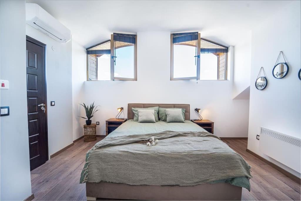 Alpin Penthouse 2 Bedroom with Fireplace and Mountain View