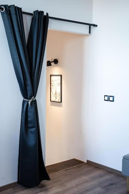 Alpin Penthouse 2 Bedroom with Fireplace and Mountain View