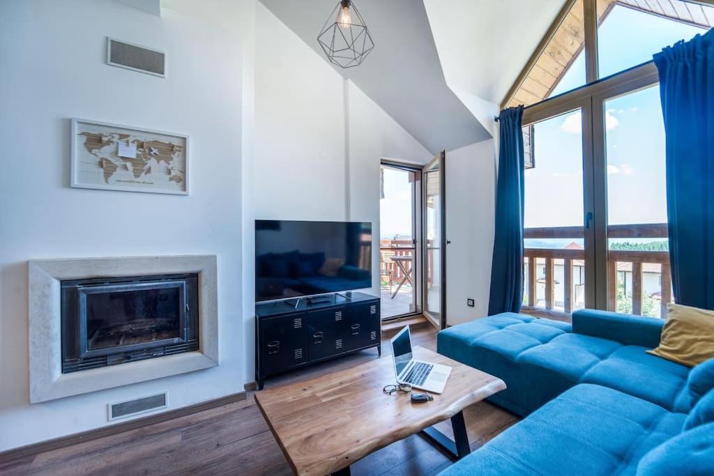 Alpin Penthouse 2 Bedroom with Fireplace and Mountain View