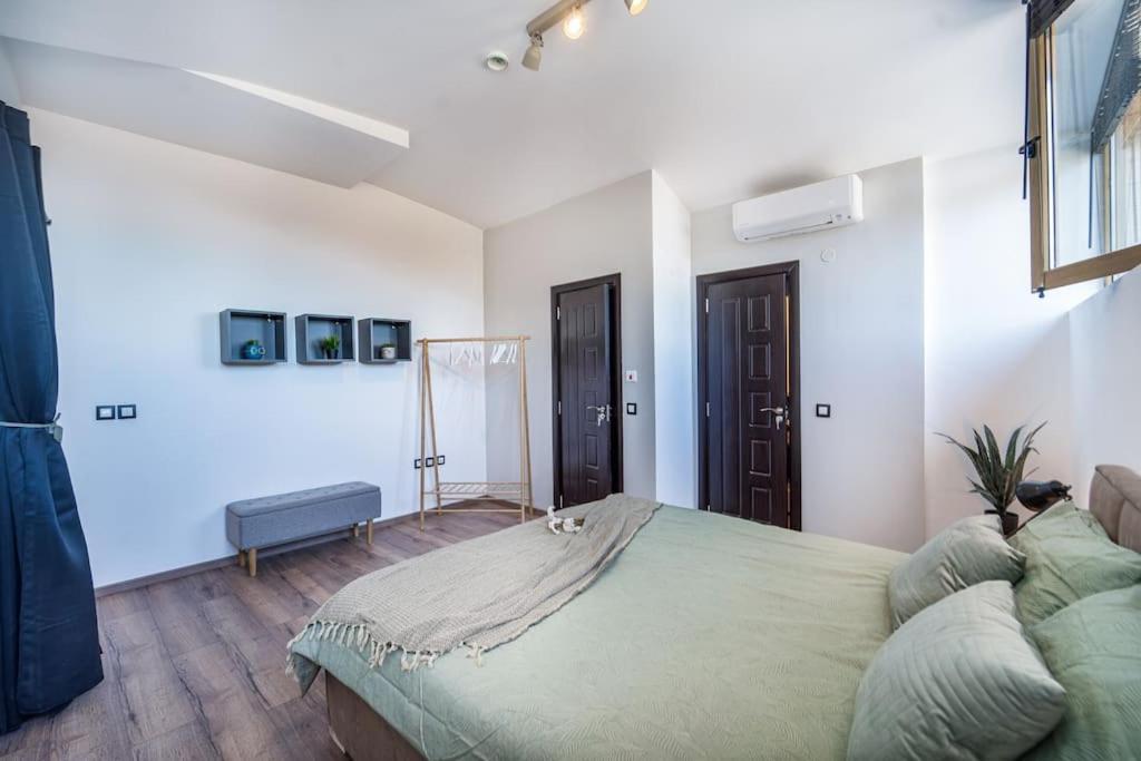 Alpin Penthouse 2 Bedroom with Fireplace and Mountain View