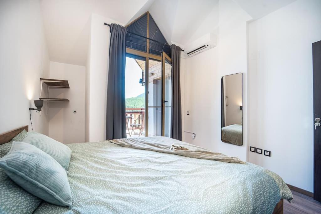 Alpin Penthouse 2 Bedroom with Fireplace and Mountain View