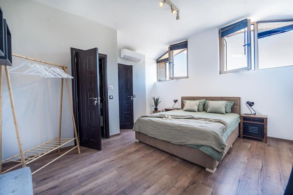 Alpin Penthouse 2 Bedroom with Fireplace and Mountain View