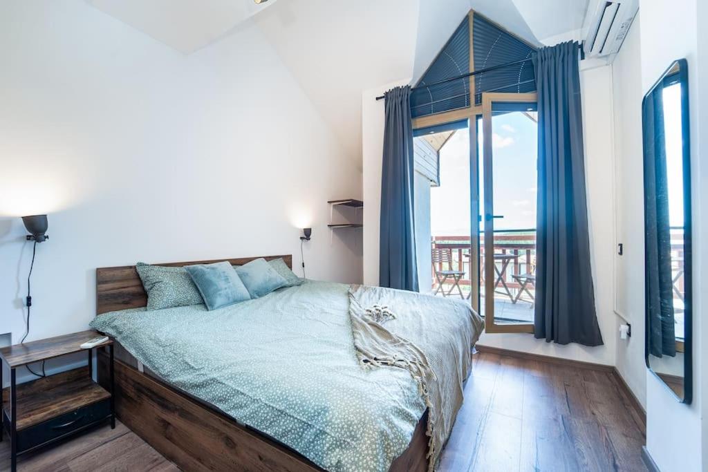 Alpin Penthouse 2 Bedroom with Fireplace and Mountain View