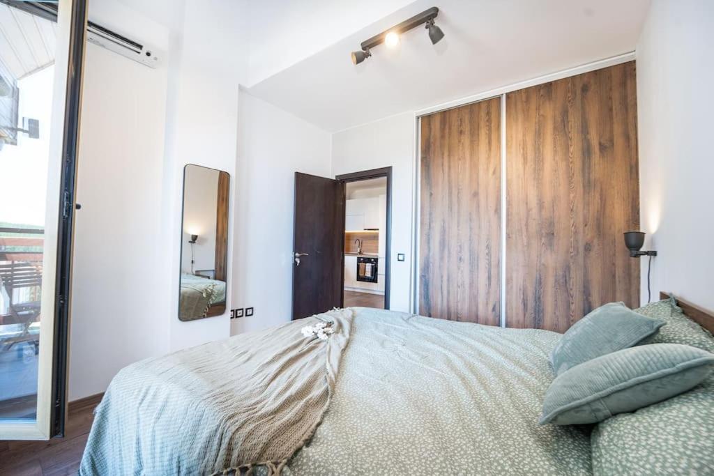 Alpin Penthouse 2 Bedroom with Fireplace and Mountain View