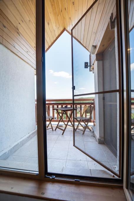 Alpin Penthouse 2 Bedroom with Fireplace and Mountain View