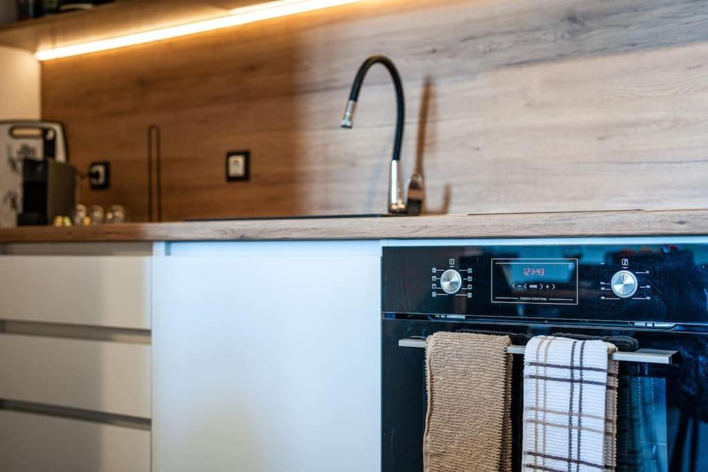 Alpin Penthouse 2 Bedroom with Fireplace and Mountain View