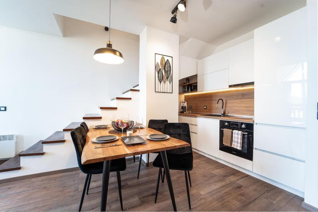 Alpin Penthouse 2 Bedroom with Fireplace and Mountain View