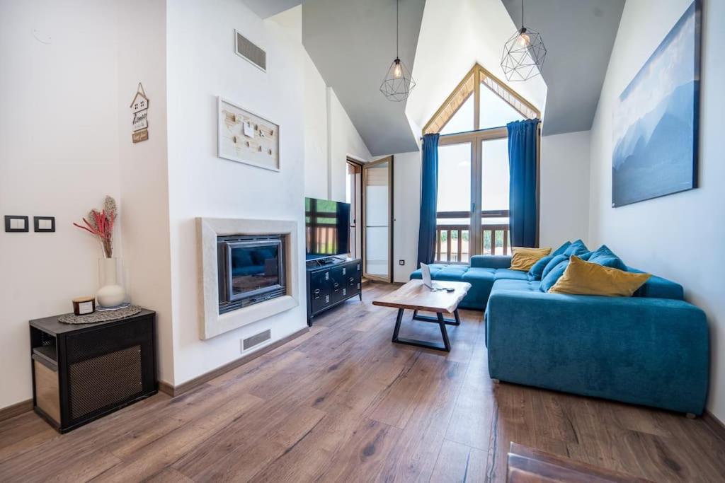 Alpin Penthouse 2 Bedroom with Fireplace and Mountain View