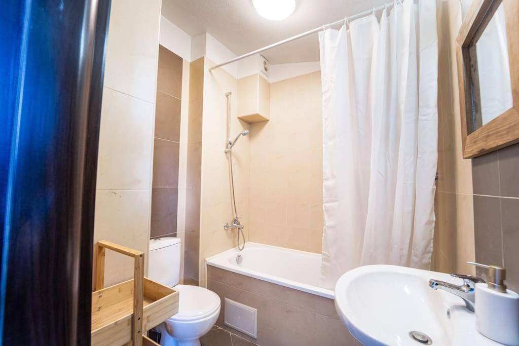 Alpin Penthouse 2 Bedroom with Fireplace and Mountain View