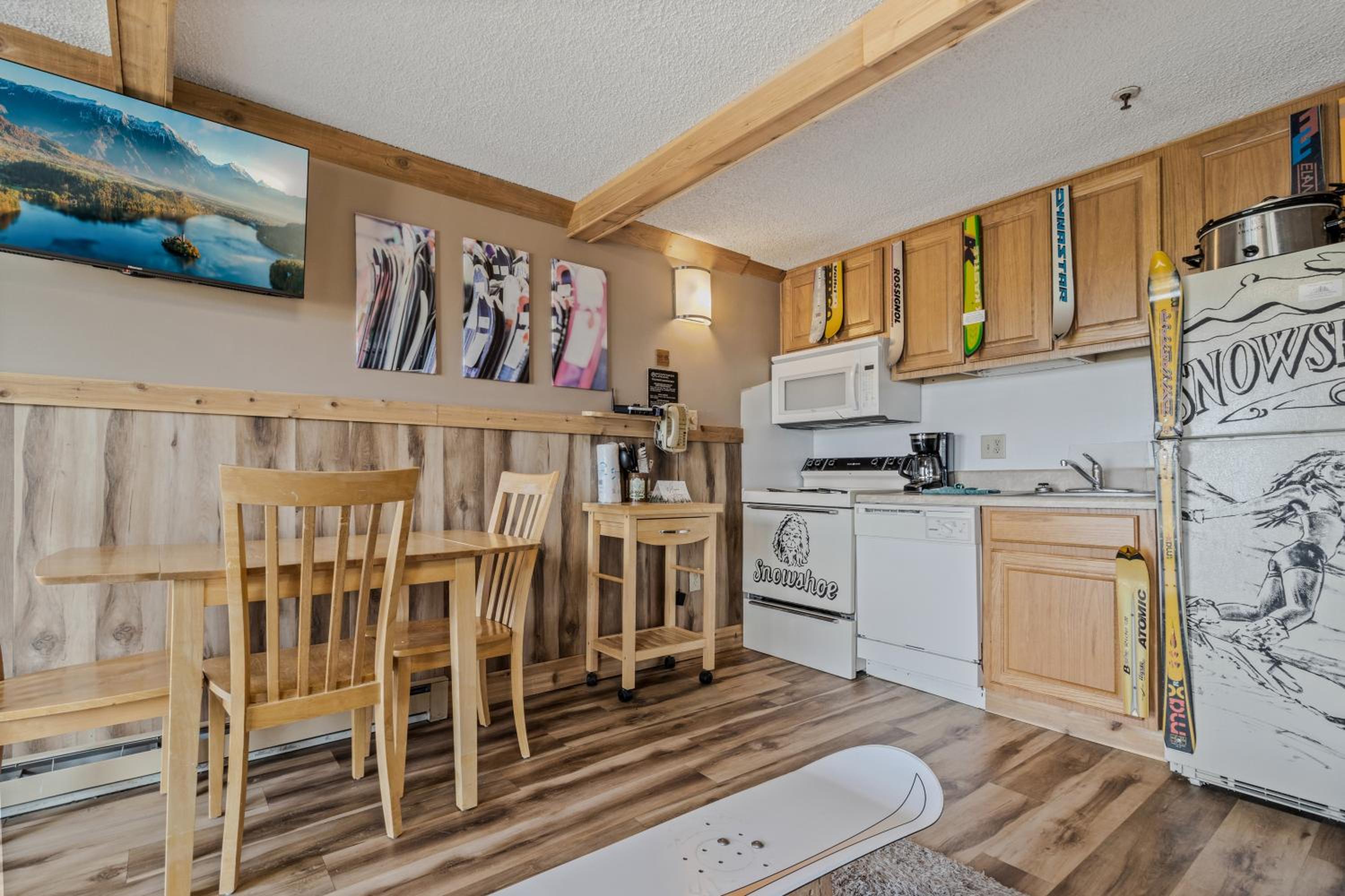 ML132 Quaint Rustic condo Mountain views 1st Floor WiFi EZ park view 2