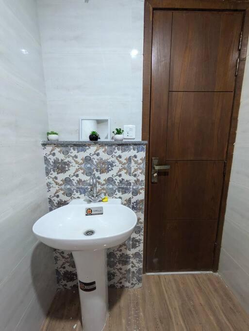 Urban Oasis Sleek Apartment in Bahria Town view 5