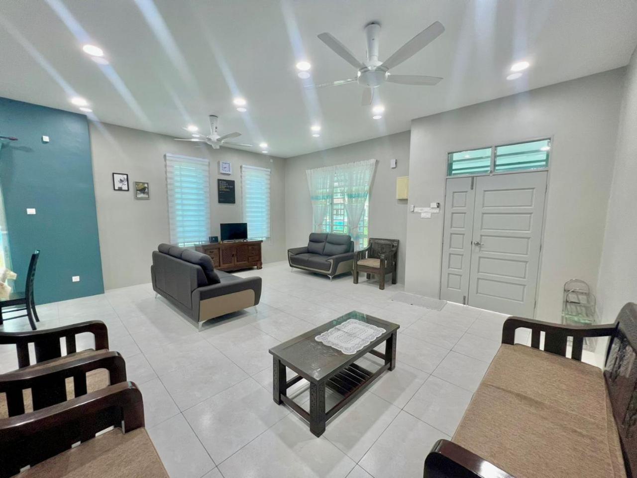 Rumah Biru Cozy Hadapan Hospital Sultanah Bahiyah Alor Setar Corner Lot 4 bilik airconds dan parking luas berserta free wifi photo 1