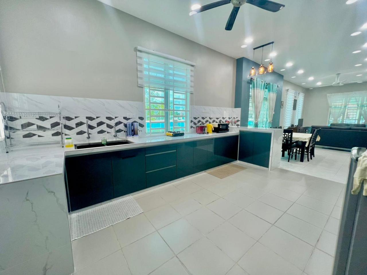 Rumah Biru Cozy Hadapan Hospital Sultanah Bahiyah Alor Setar Corner Lot 4 bilik airconds dan parking luas berserta free wifi photo 2