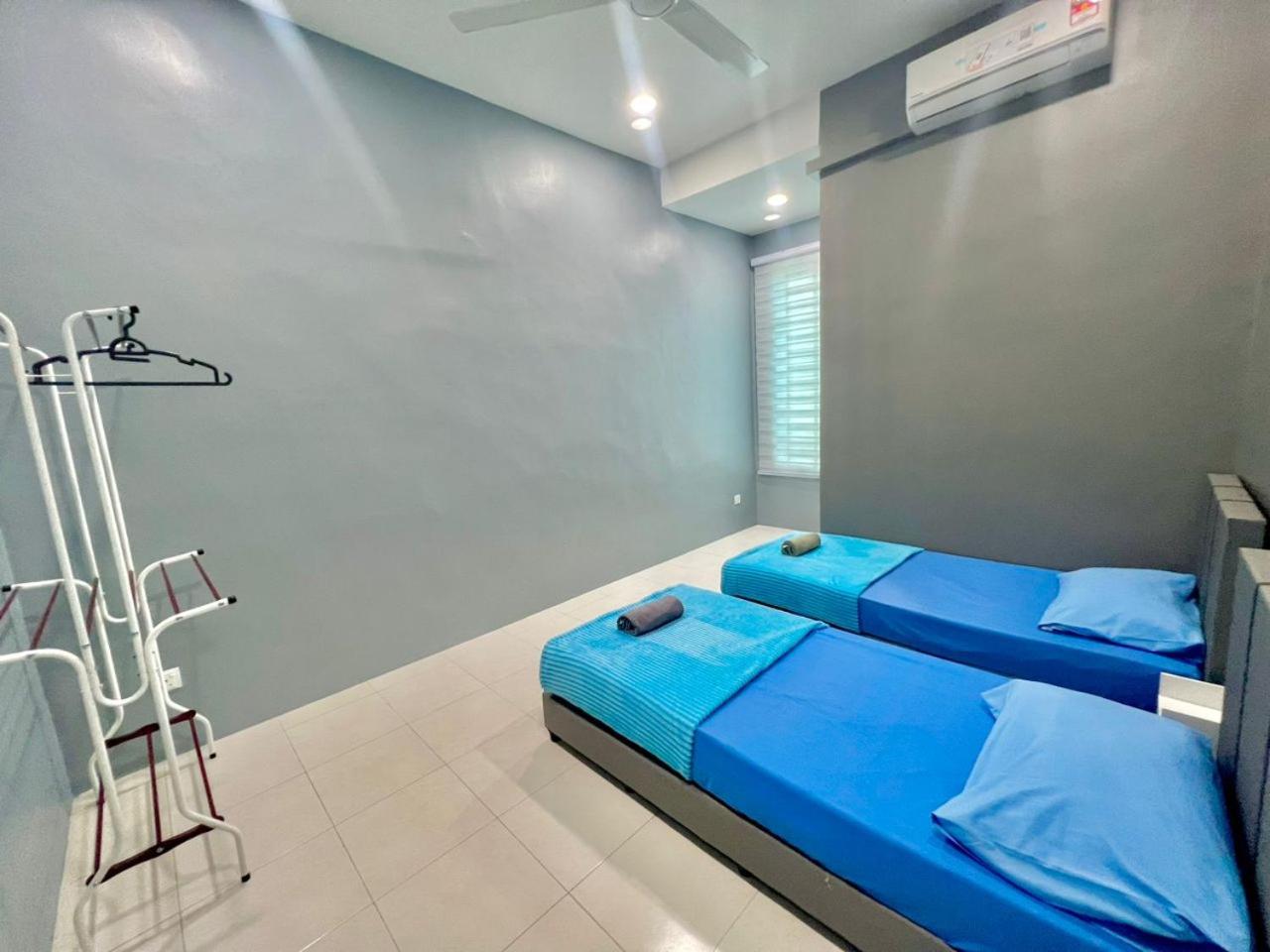 Rumah Biru Cozy Hadapan Hospital Sultanah Bahiyah Alor Setar Corner Lot 4 bilik airconds dan parking luas berserta free wifi photo 3