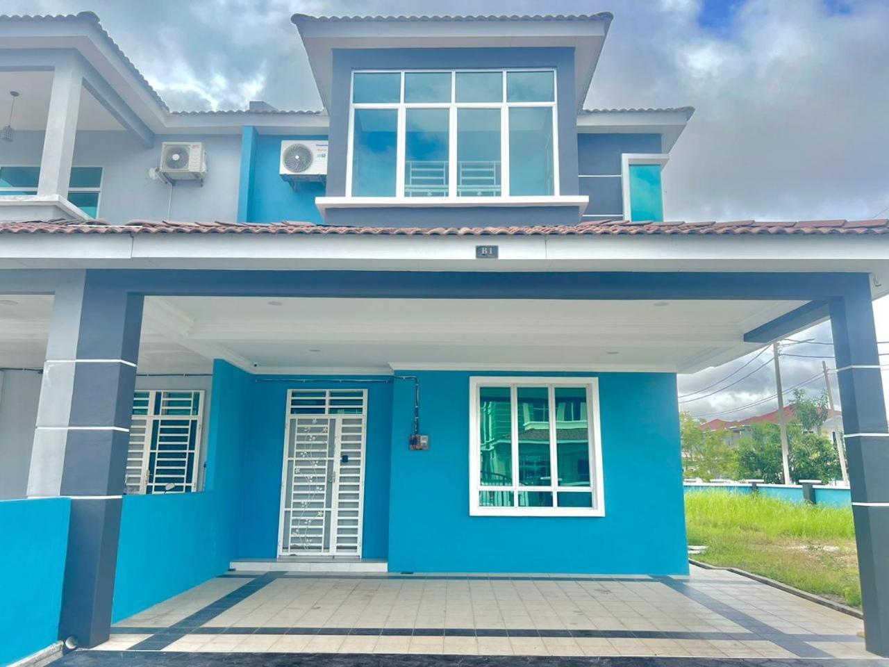 Rumah Biru Cozy Hadapan Hospital Sultanah Bahiyah Alor Setar Corner Lot 4 bilik airconds dan parking luas berserta free wifi photo 4