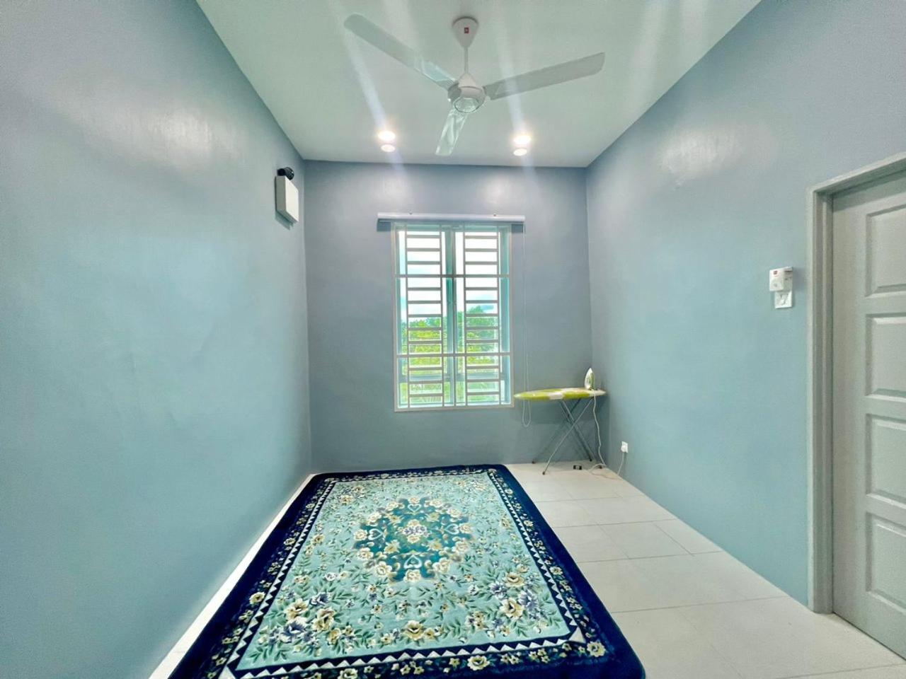 Rumah Biru Cozy Hadapan Hospital Sultanah Bahiyah Alor Setar Corner Lot 4 bilik airconds dan parking luas berserta free wifi photo 5