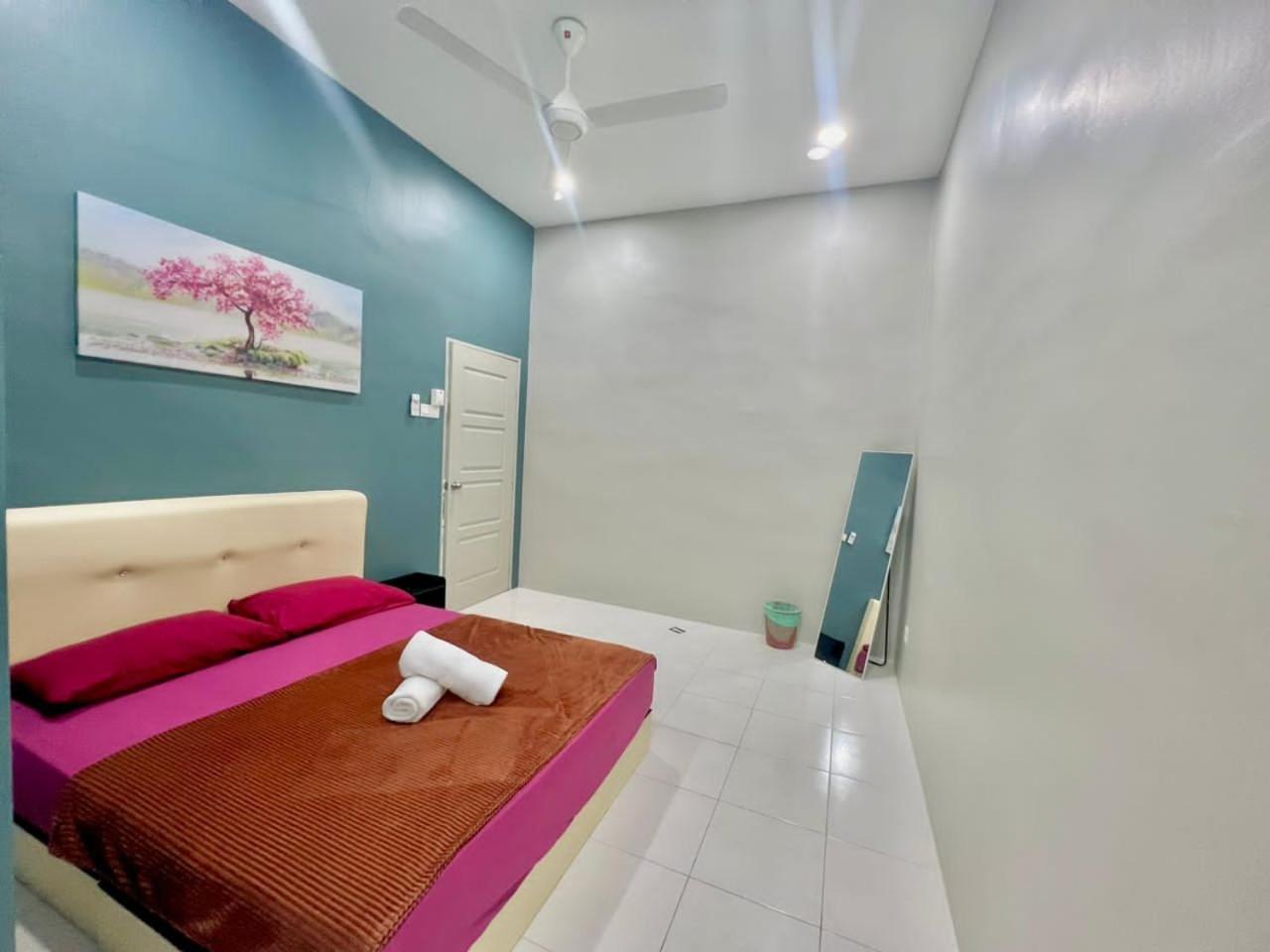 Rumah Biru Cozy Hadapan Hospital Sultanah Bahiyah Alor Setar Corner Lot 4 bilik airconds dan parking luas berserta free wifi photo 7