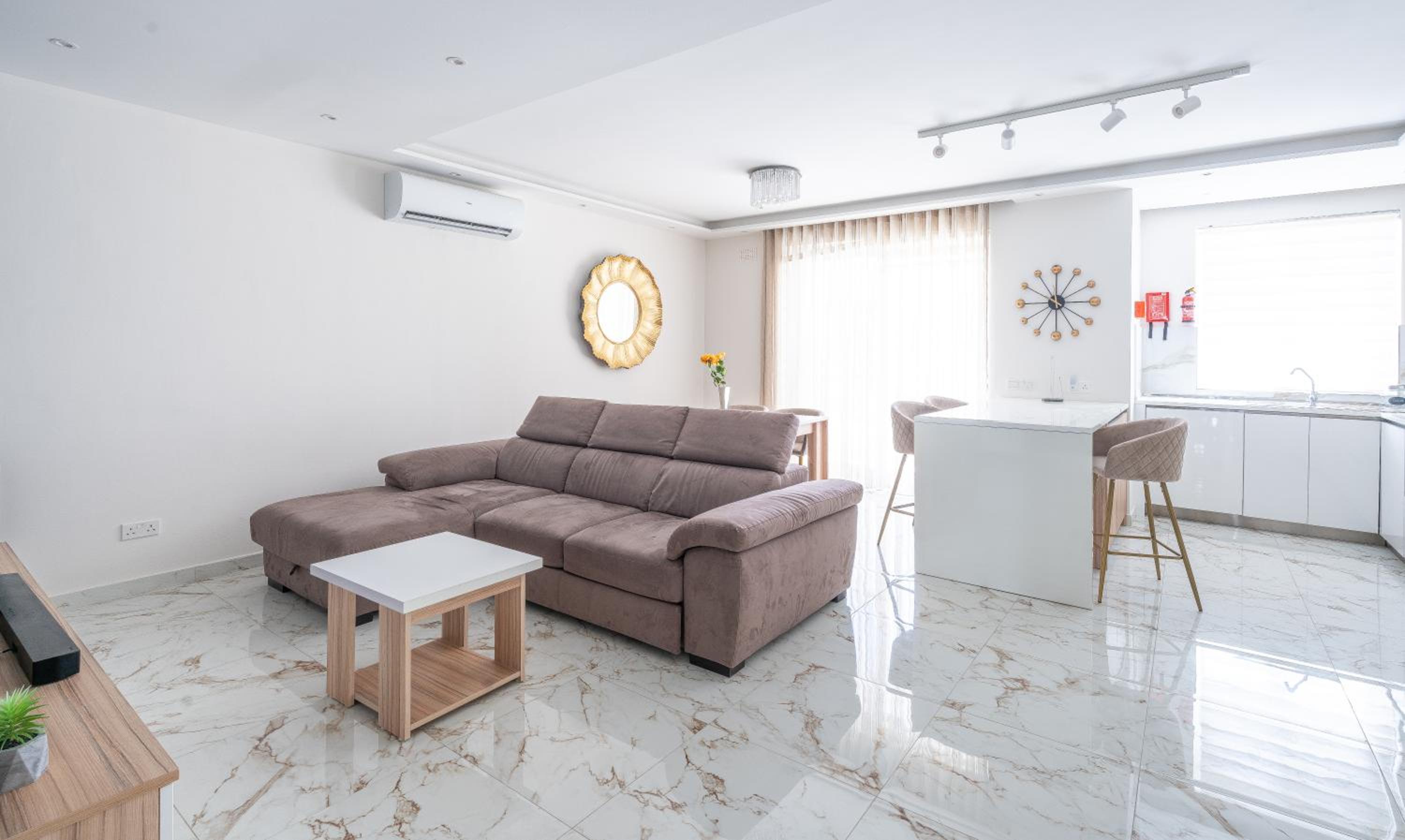 Modern & Luxurious apartment - Prime Location photo 5