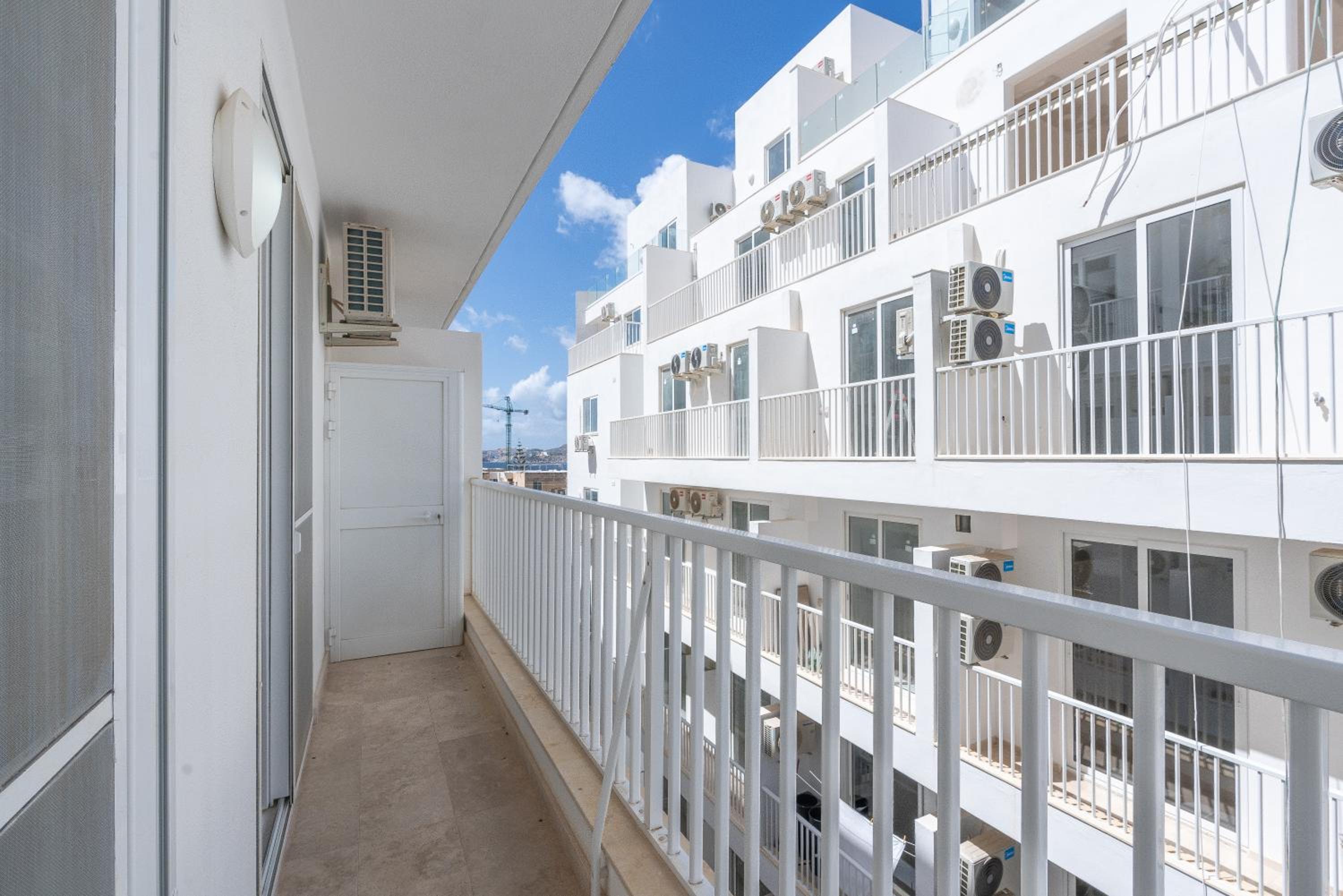 Modern & Luxurious apartment - Prime Location photo 2