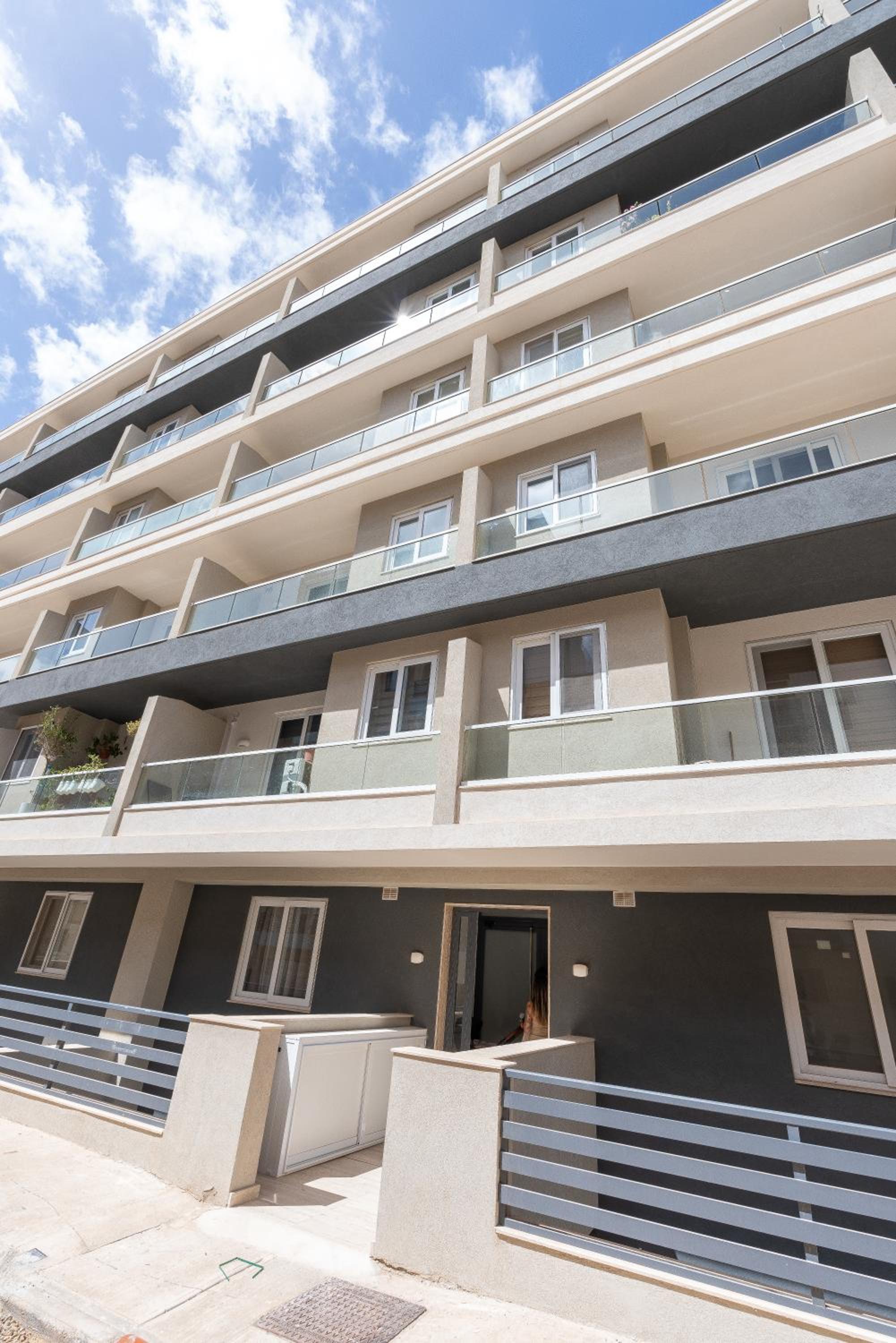 Modern & Luxurious apartment - Prime Location photo 1