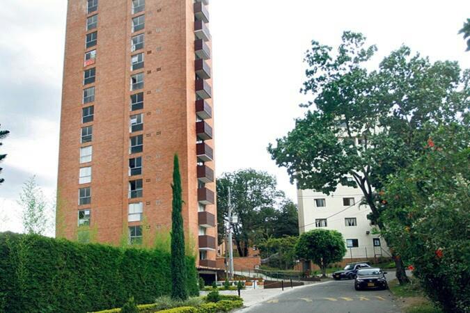 hasta 5 personas ApartaSuite Medellin Poblado
