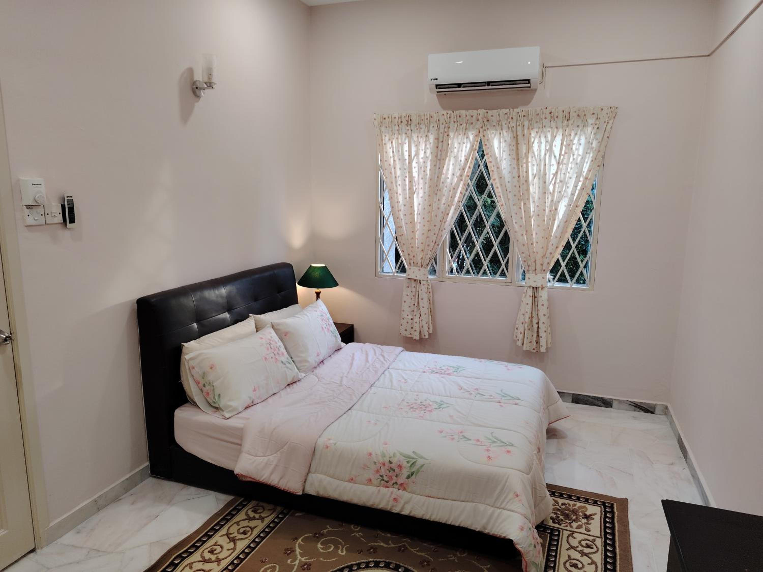 Homestay Spacious Condo Gurney Heights 5min to KLCC