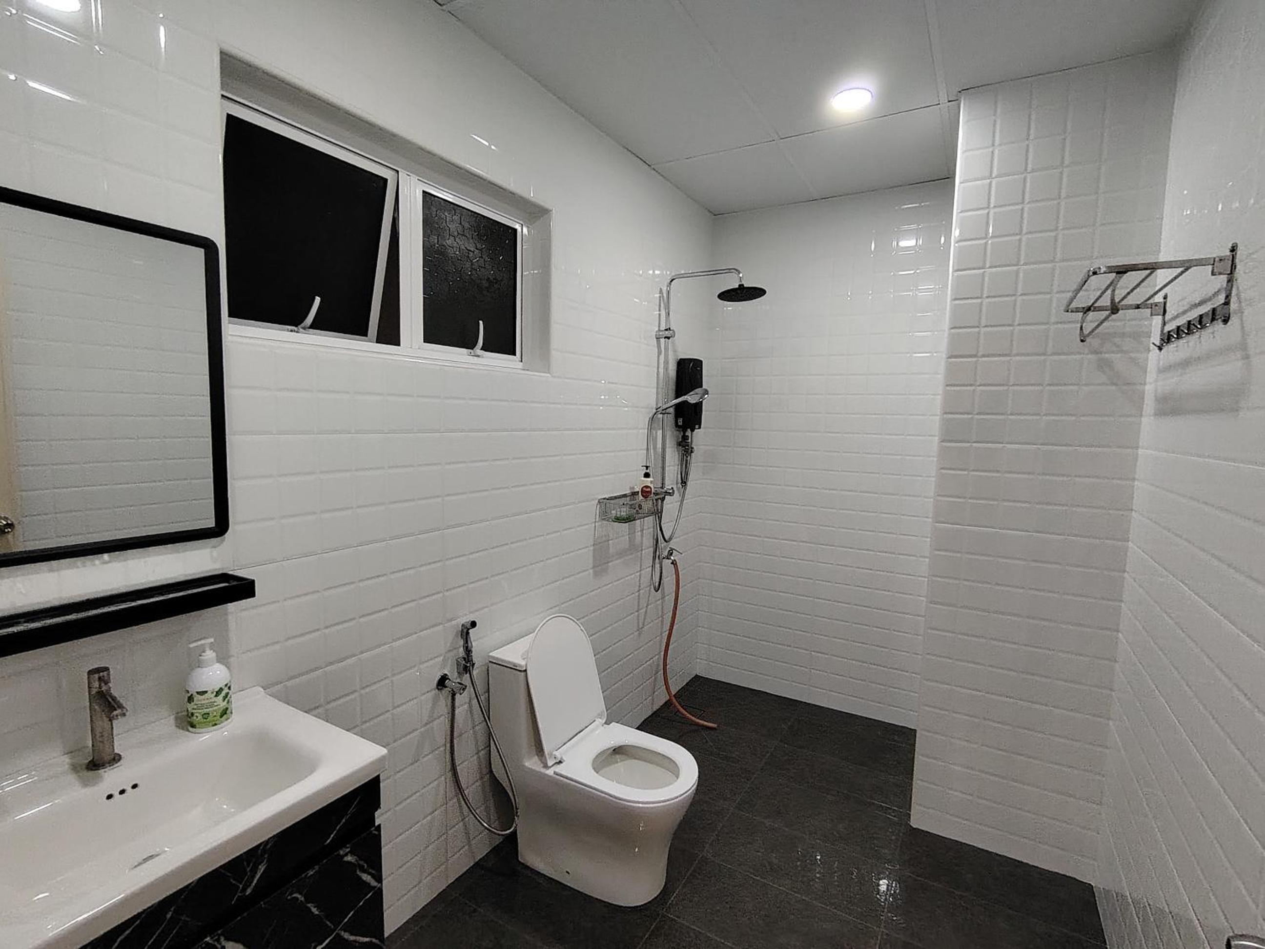 Homestay Spacious Condo Gurney Heights 5min to KLCC