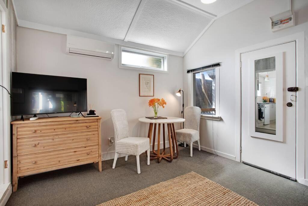 Mount Eden Cottage your Urban Sanctuary with Carpark view 4