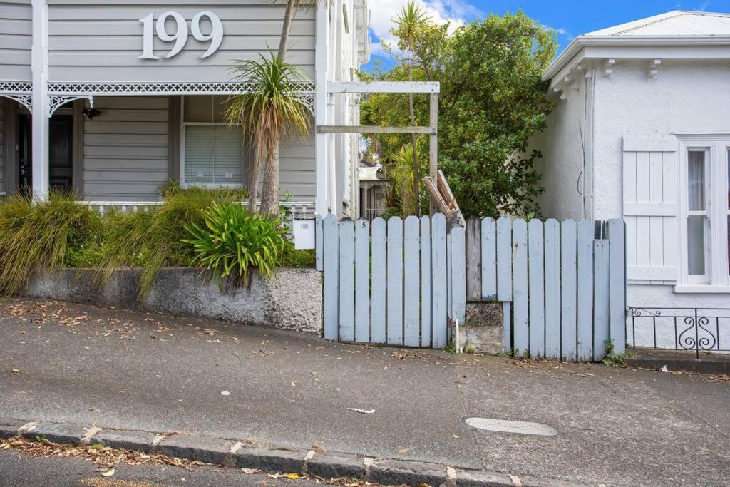 Mount Eden Cottage your Urban Sanctuary with Carpark view 5