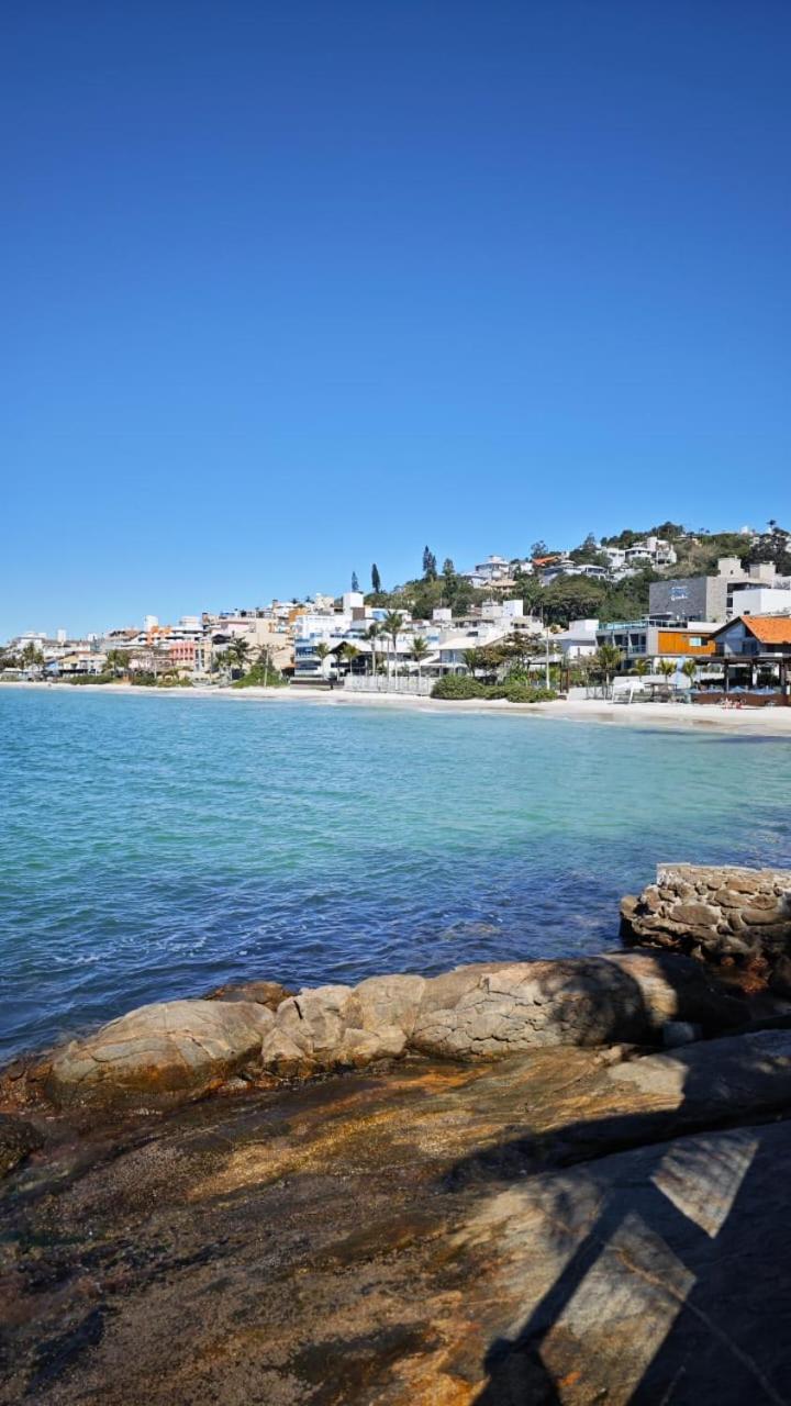 964 - Apartamento com vista para o mar, localizado na Avenida da praia do Centro de Bombinhas - 1 Vaga na Garagem