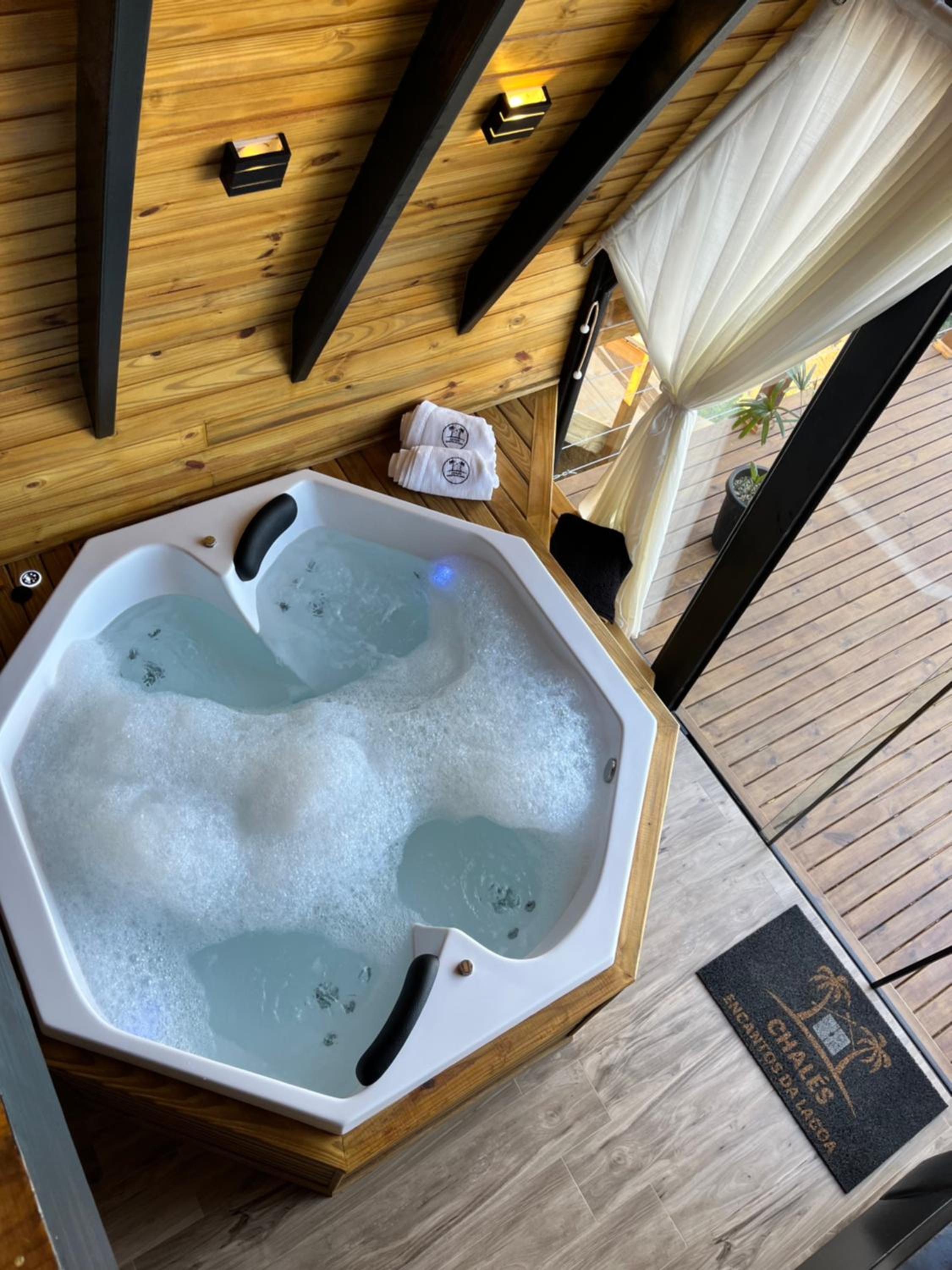 Chalé Beira da Lagoa Jacuzzi, Lareira e Piscina