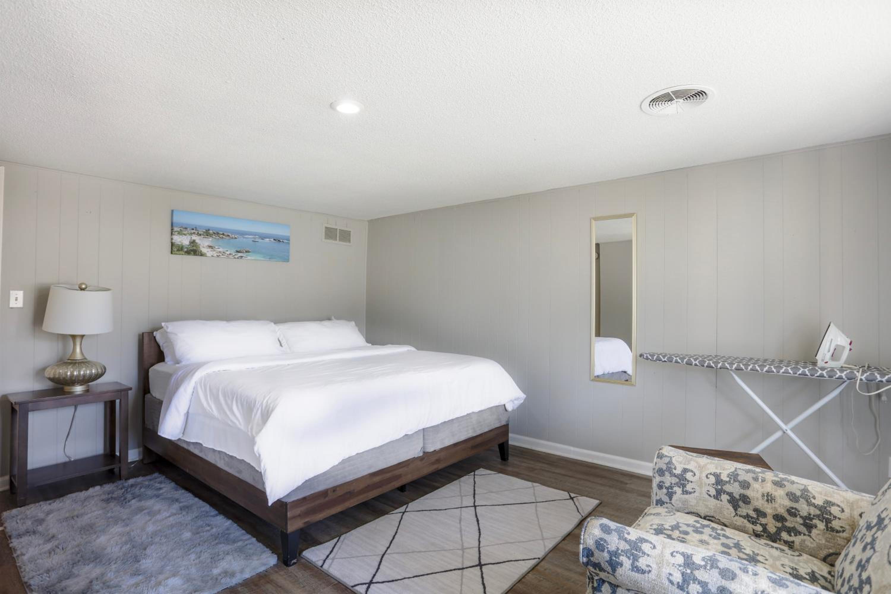 Kansas City Vacations - Modern Overland Park Home With king Bed - Property Image 1