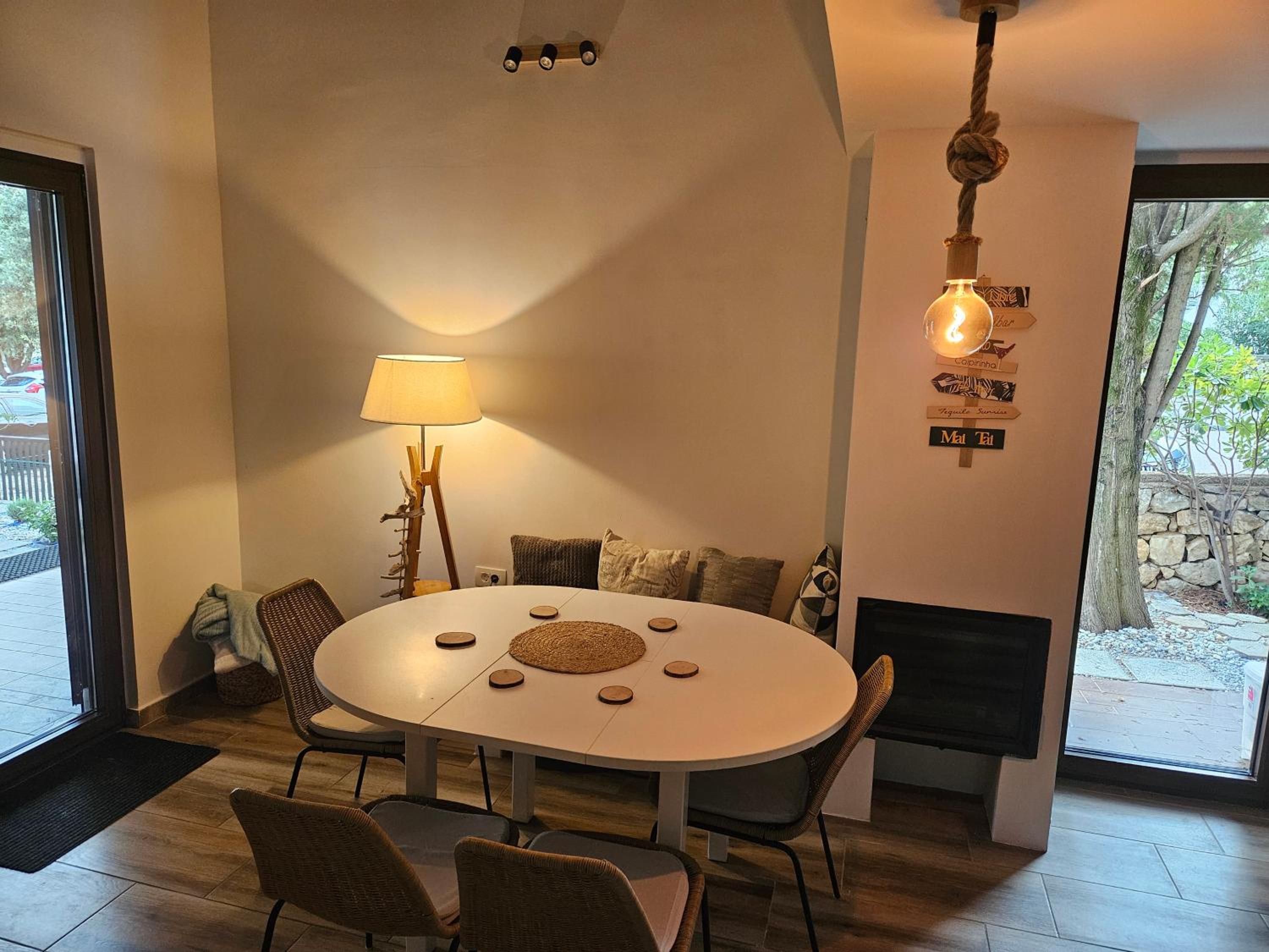 Pine House Novalja en Gajac — dining
