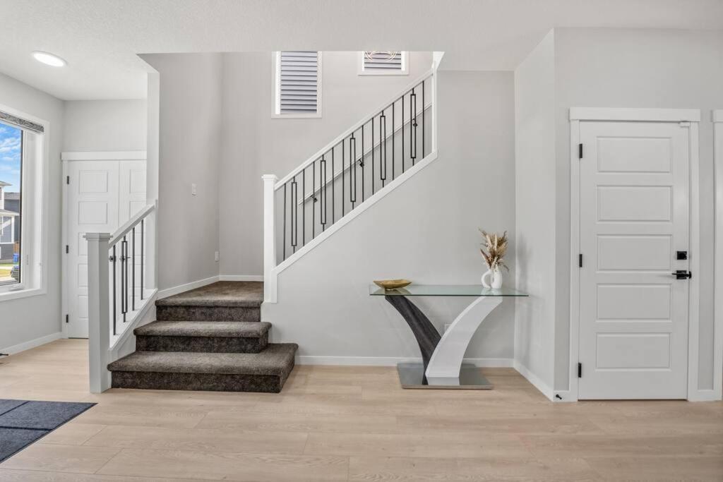 Near Airport! Luxury & Comfortable 3-Bed House