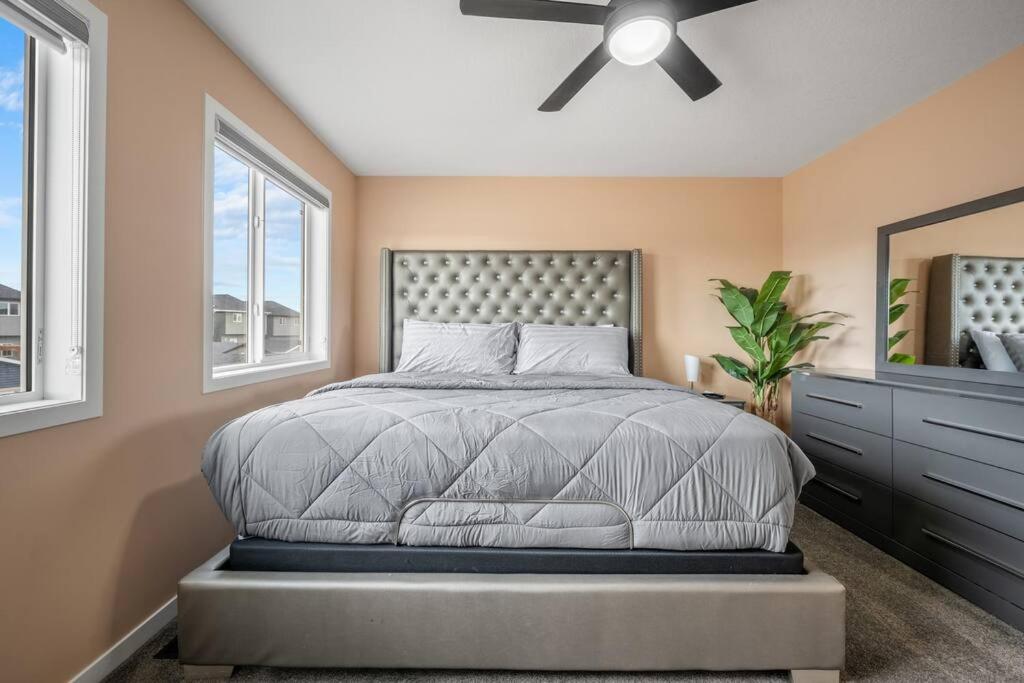 Near Airport! Luxury & Comfortable 3-Bed House