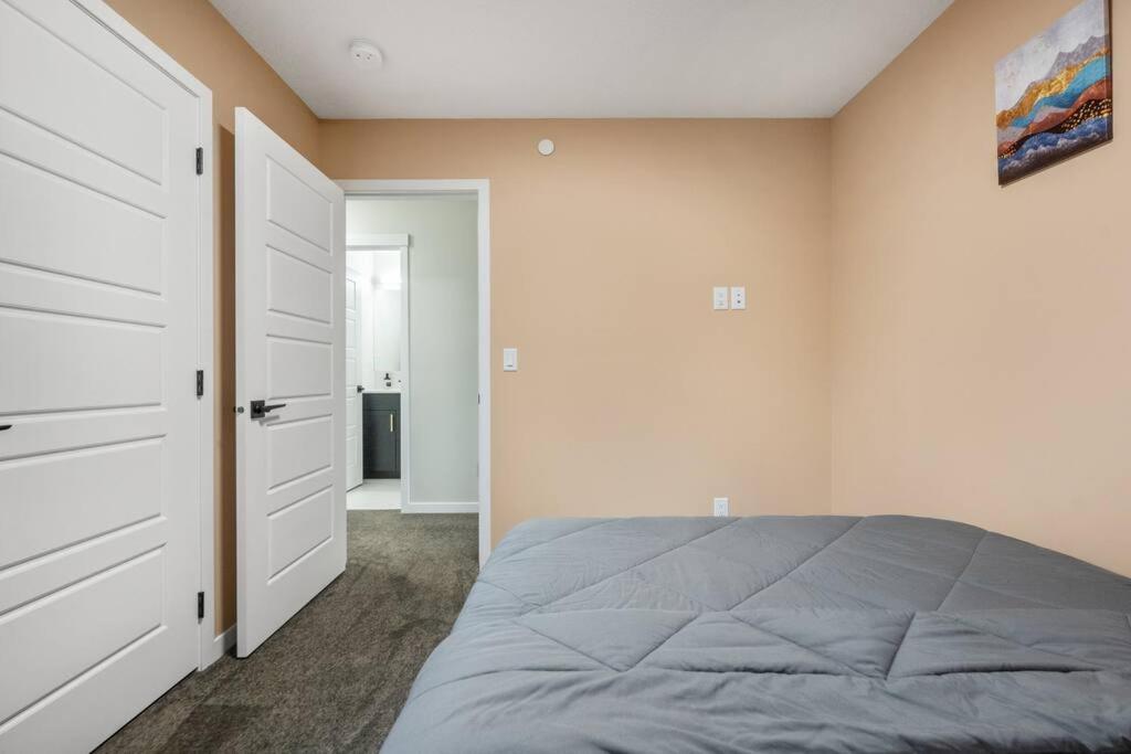 Near Airport! Luxury & Comfortable 3-Bed House