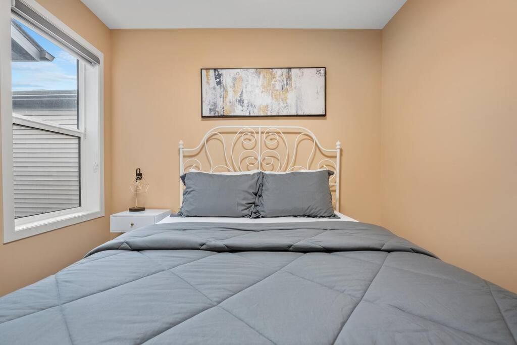 Near Airport! Luxury & Comfortable 3-Bed House