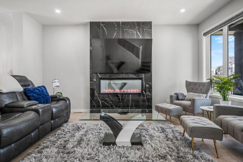 Near Airport! Luxury & Comfortable 3-Bed House