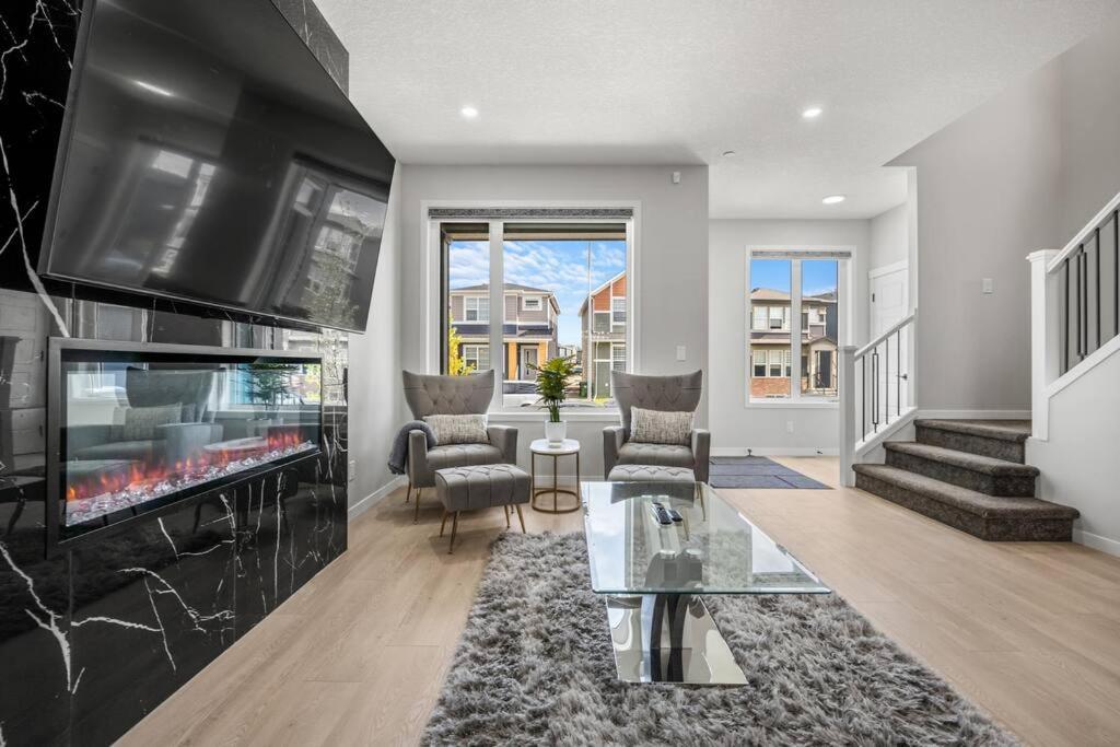 Near Airport! Luxury & Comfortable 3-Bed House