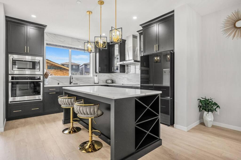 Near Airport! Luxury & Comfortable 3-Bed House