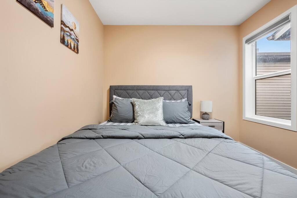 Near Airport! Luxury & Comfortable 3-Bed House