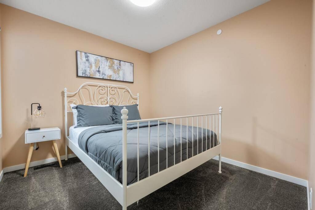 Near Airport! Luxury & Comfortable 3-Bed House