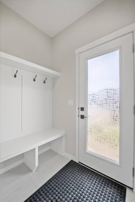 Near Airport! Luxury & Comfortable 3-Bed House